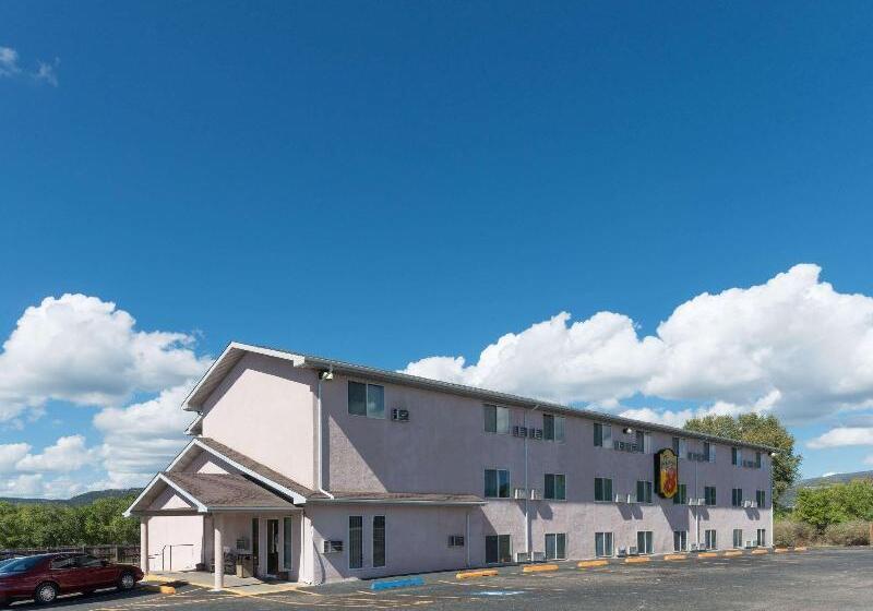 فندق على الطريق Super 8 By Wyndham Raton