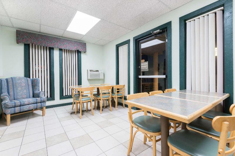 فندق على الطريق Super 8 By Wyndham Raton