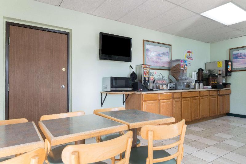 فندق على الطريق Super 8 By Wyndham Raton