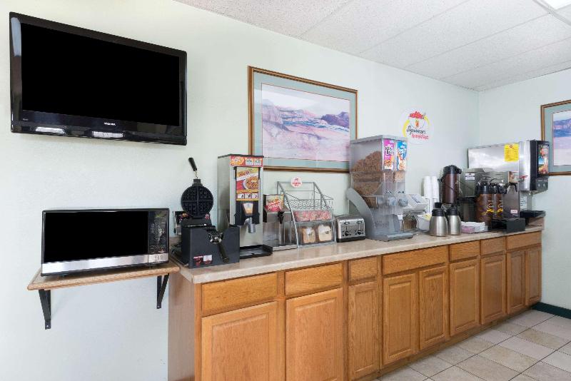 فندق على الطريق Super 8 By Wyndham Raton