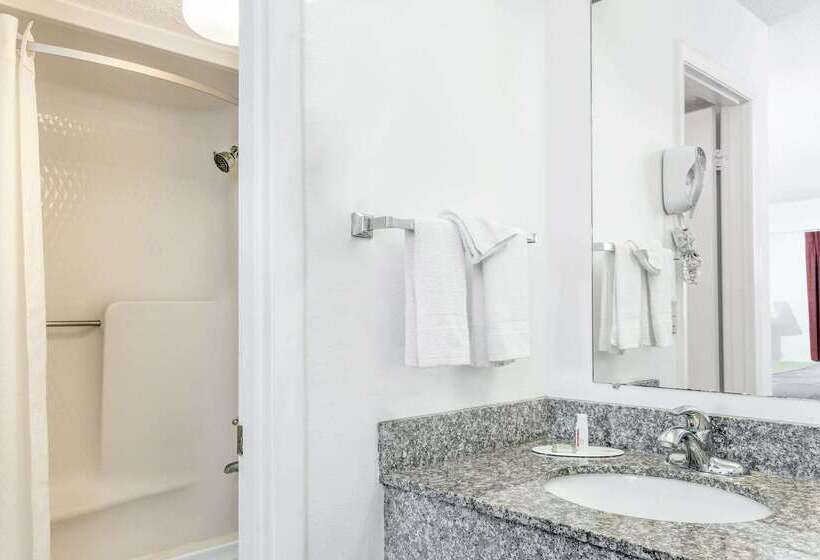 فندق على الطريق Super 8 By Wyndham Riviera Beach West Palm Beach