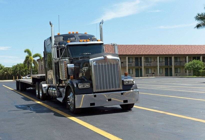 فندق على الطريق Super 8 By Wyndham Riviera Beach West Palm Beach