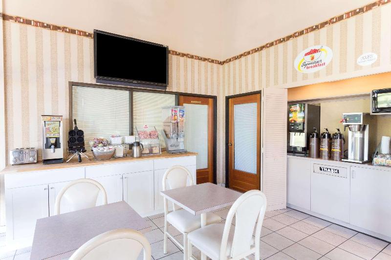 فندق على الطريق Super 8 By Wyndham Riviera Beach West Palm Beach