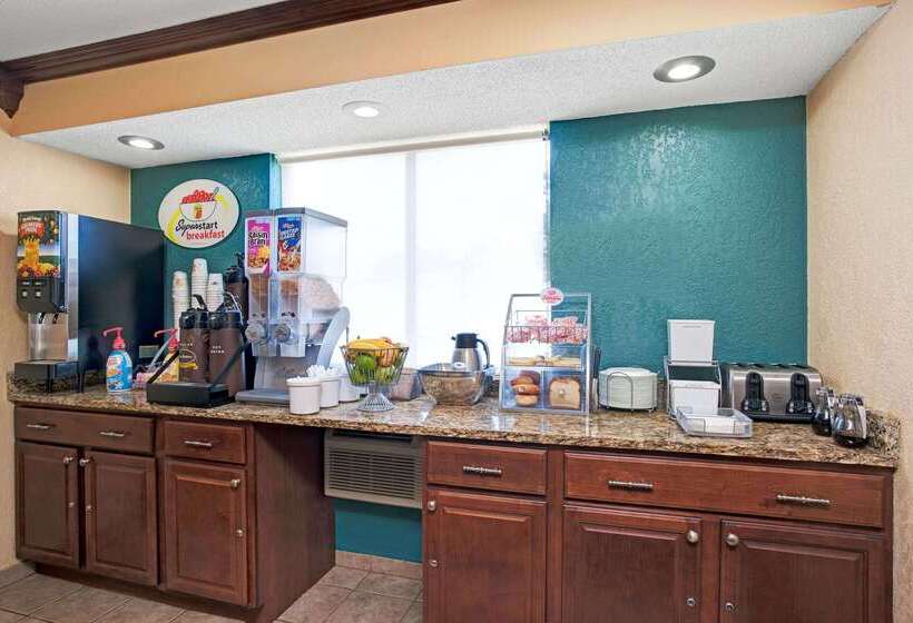 モーテル Super 8 By Wyndham Roseville/detroit Area