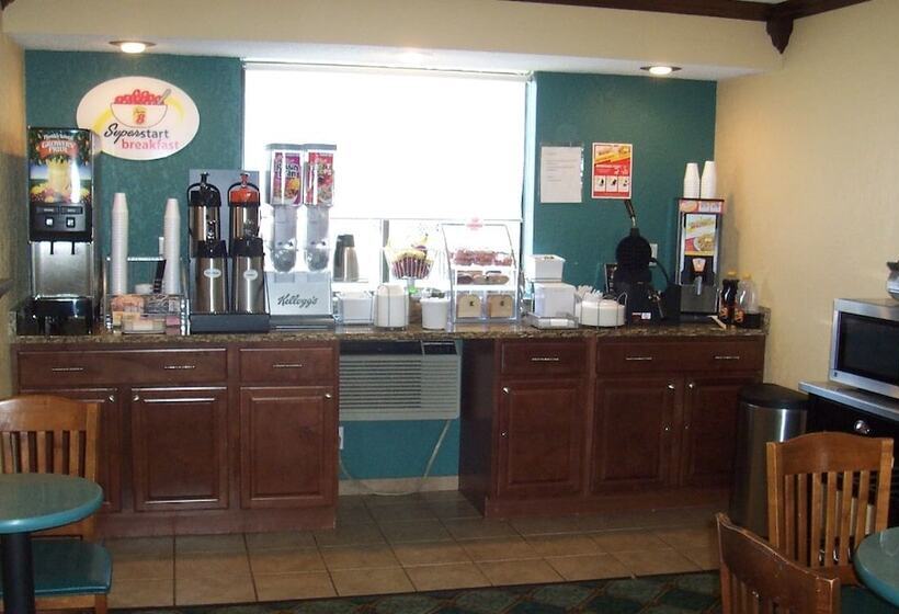 モーテル Super 8 By Wyndham Roseville/detroit Area