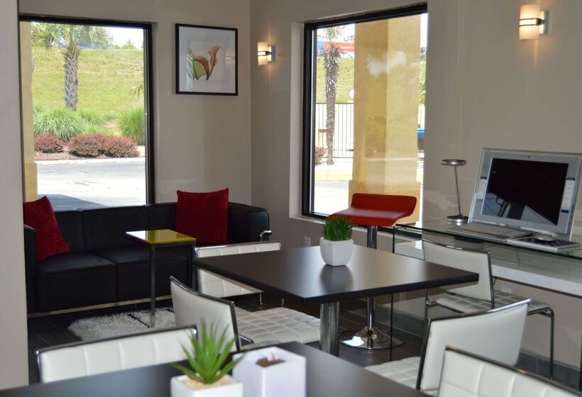 فندق على الطريق Super 8 By Wyndham Stockbridge