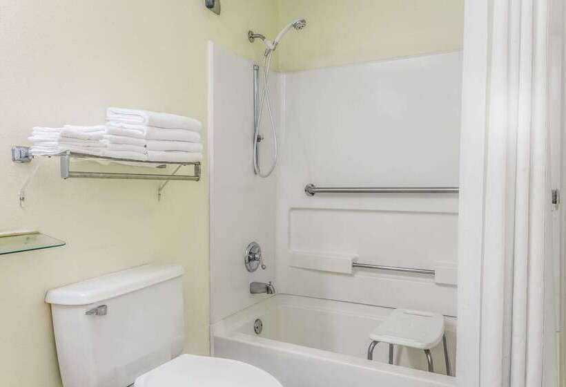 فندق على الطريق Super 8 By Wyndham Stockbridge