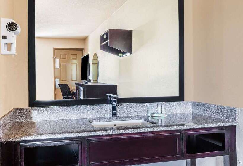 فندق على الطريق Super 8 By Wyndham Stockbridge