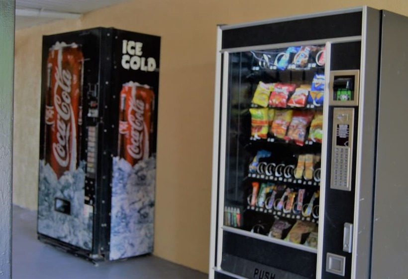 فندق على الطريق Super 8 By Wyndham Stockbridge