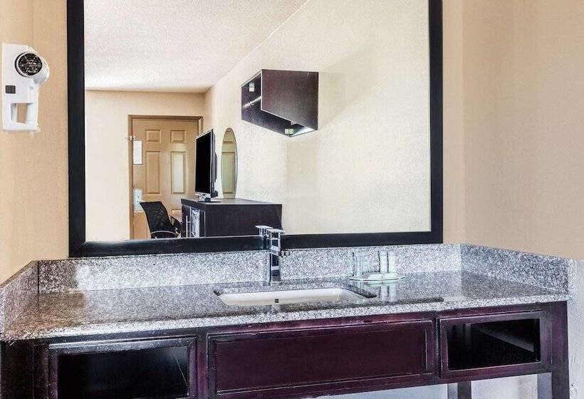 فندق على الطريق Super 8 By Wyndham Stockbridge