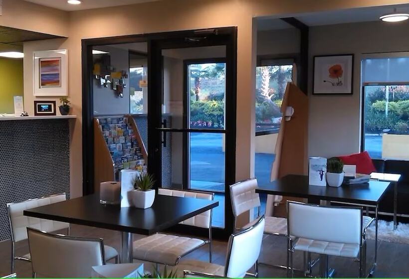 فندق على الطريق Super 8 By Wyndham Stockbridge