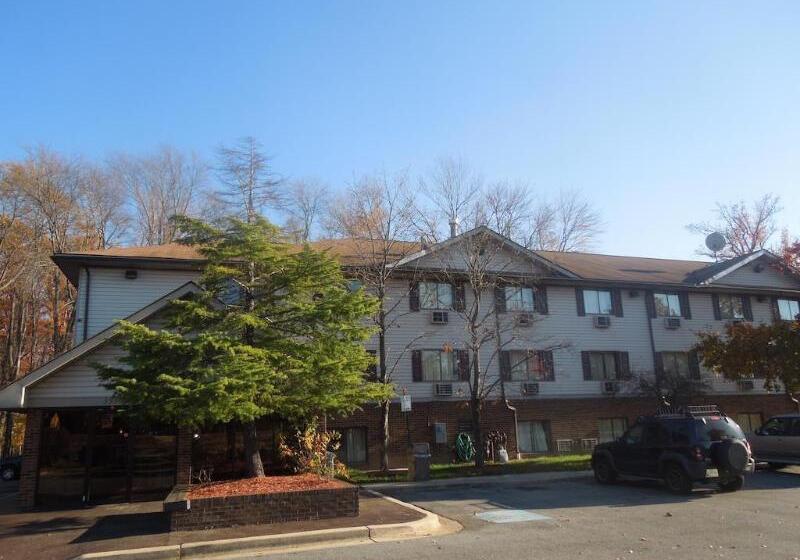 فندق على الطريق Super 8 By Wyndham Waldorf