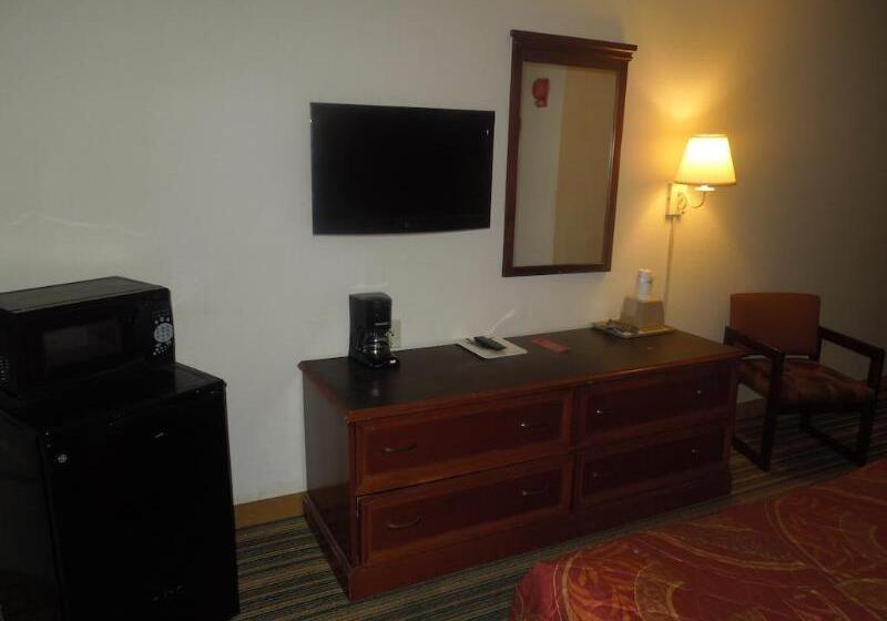 فندق على الطريق Super 8 By Wyndham Waldorf