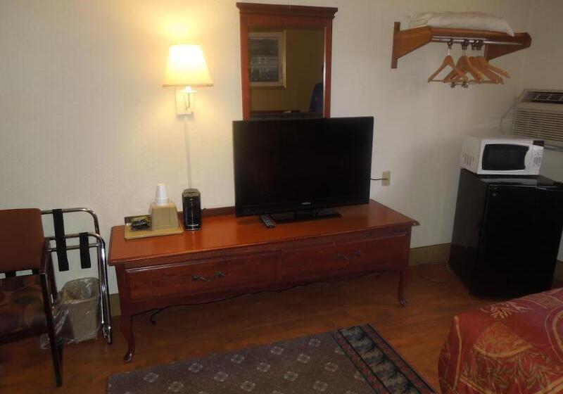 فندق على الطريق Super 8 By Wyndham Waldorf