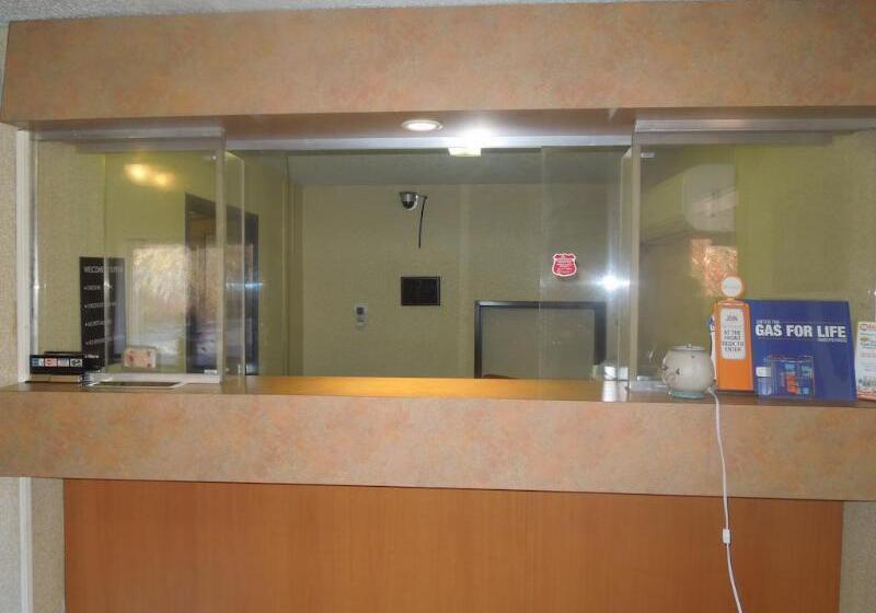 فندق على الطريق Super 8 By Wyndham Waldorf