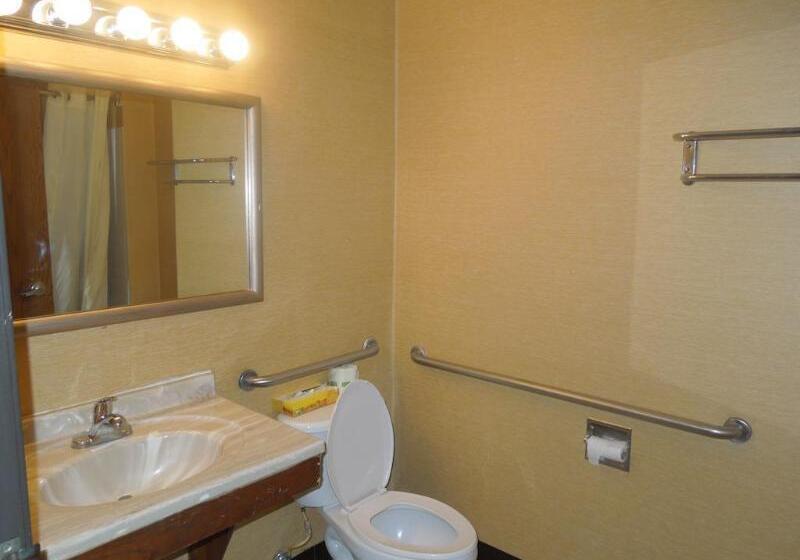 فندق على الطريق Super 8 By Wyndham Waldorf