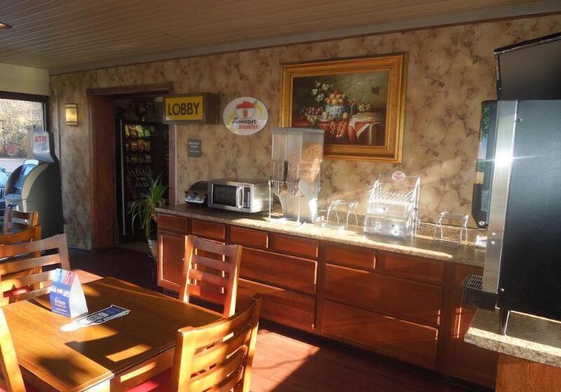 فندق على الطريق Super 8 By Wyndham Waldorf