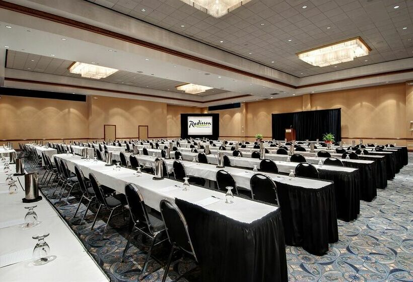 Radisson Hotel at Star Plaza