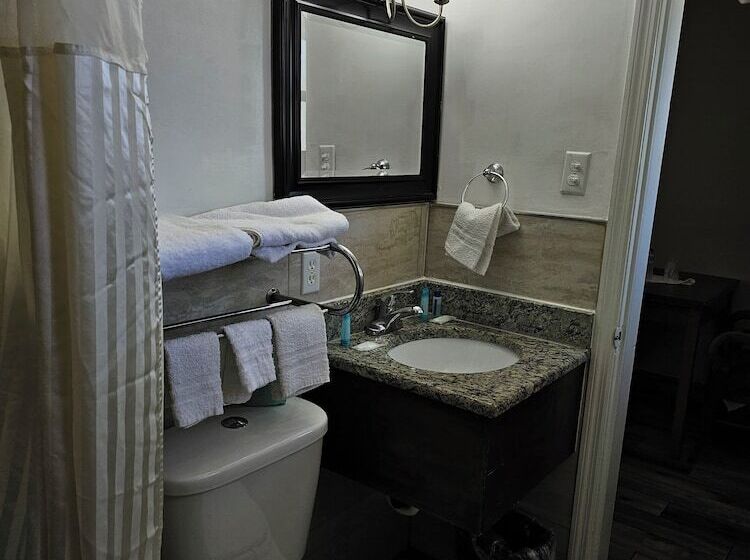 Three Oaks Motel  Titusville