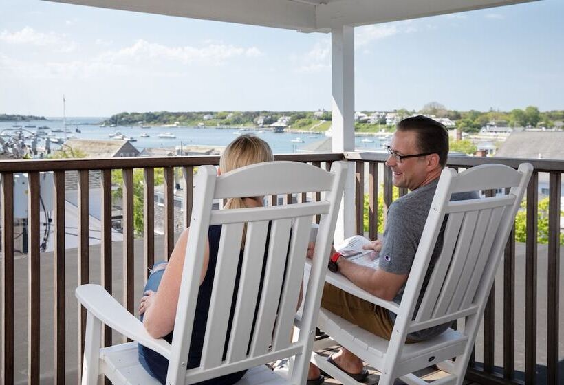 Vineyard Square Hotel & Suites