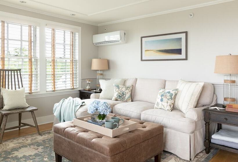 Vineyard Square Hotel & Suites