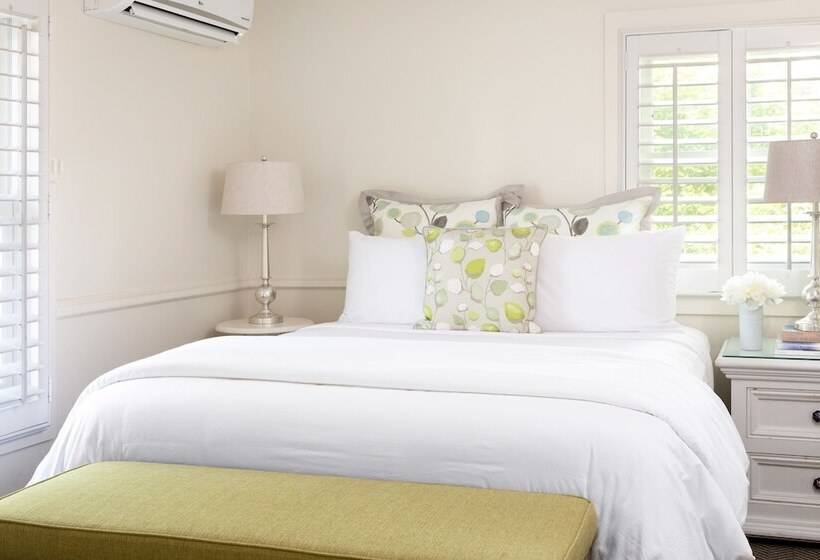 Vineyard Square Hotel & Suites