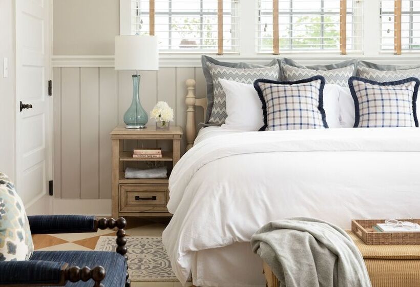 Vineyard Square Hotel & Suites