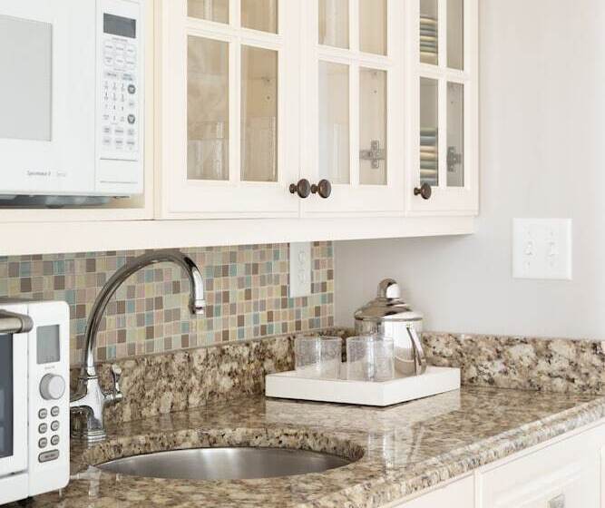 Vineyard Square Hotel & Suites