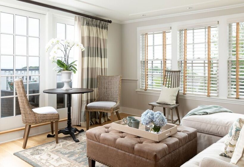 Vineyard Square Hotel & Suites