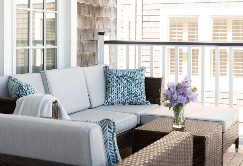 Vineyard Square Hotel & Suites