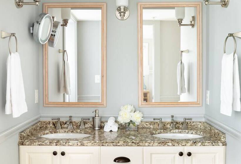 Vineyard Square Hotel & Suites