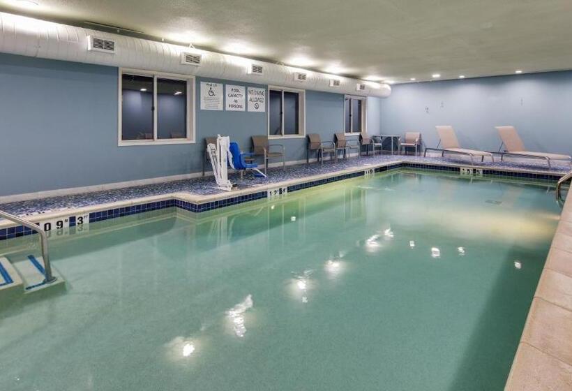 فندق Holiday Inn Express & Suites Detroit   Farmington Hills, An Ihg