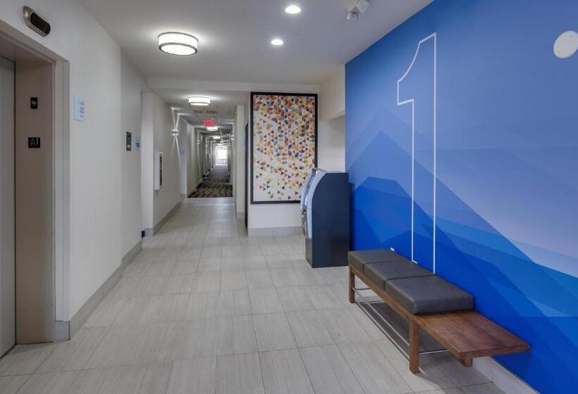 فندق Holiday Inn Express & Suites Detroit   Farmington Hills, An Ihg