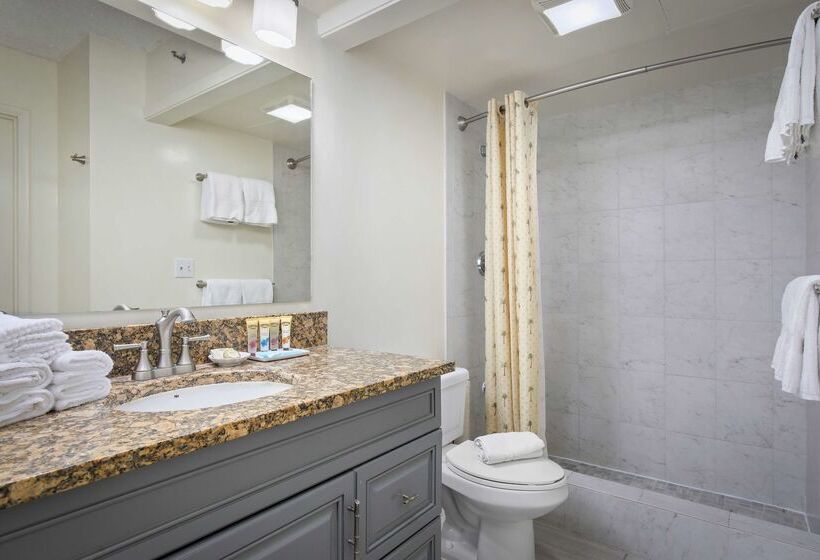 בית מלון כפרי Aston At The Waikiki Banyan