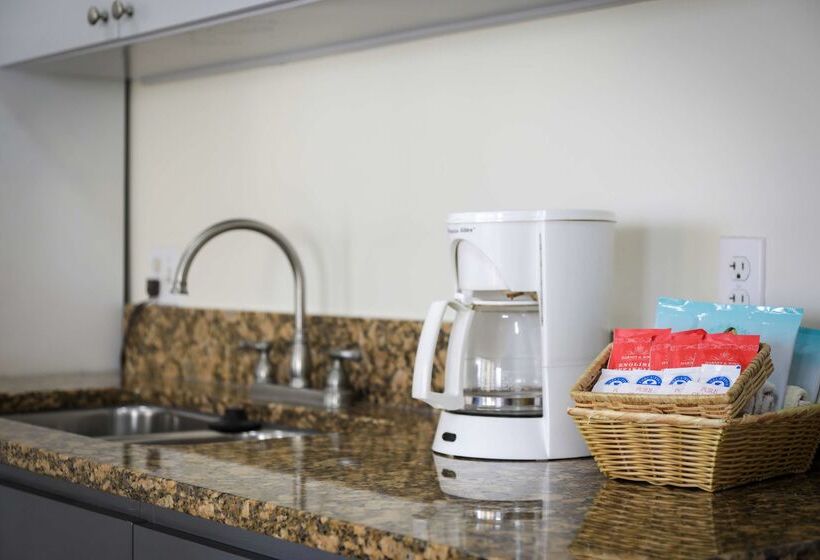 בית מלון כפרי Aston At The Waikiki Banyan