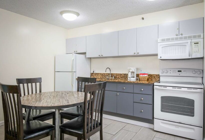 בית מלון כפרי Aston At The Waikiki Banyan