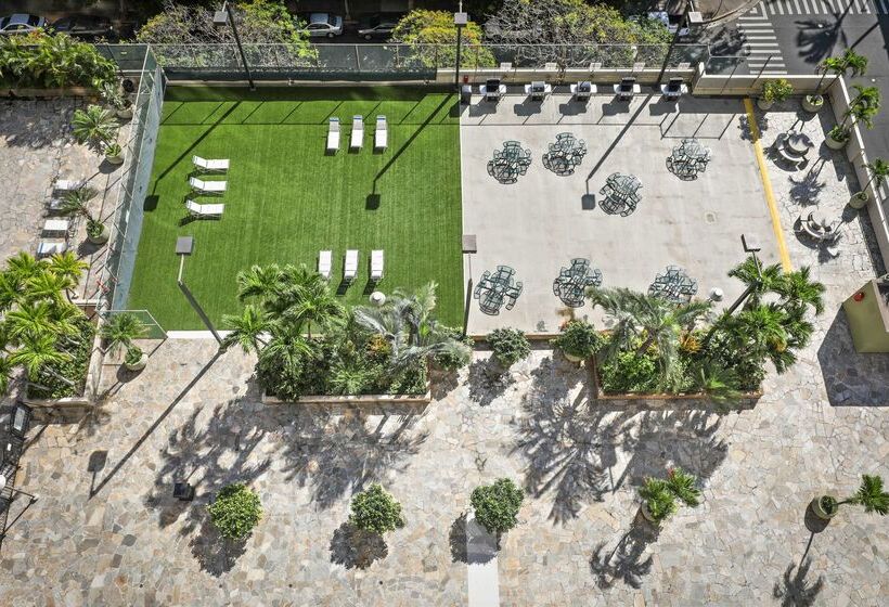 בית מלון כפרי Aston Waikiki Sunset