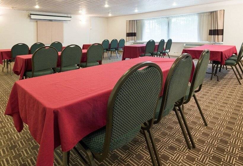 Отель Comfort Inn & Suites Syracusecarrier Circle