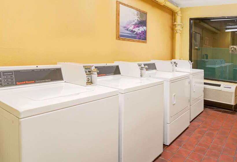 בית מלון כפרי Days Inn By Wyndham El Paso Airport East