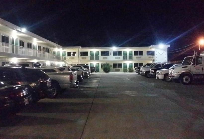 酒店 Desert Mirage Inn & Suites