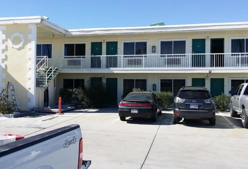 酒店 Desert Mirage Inn & Suites