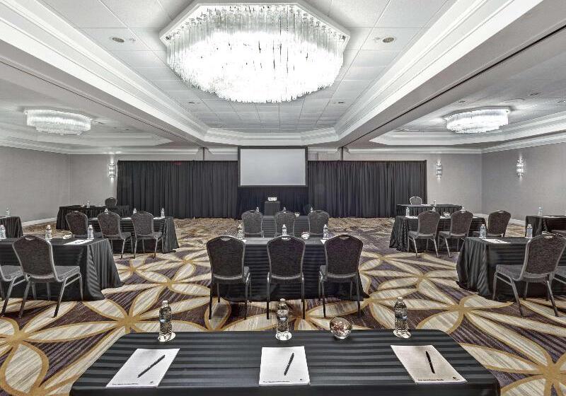 Doubletree By Hilton Hotel Wichita Airport