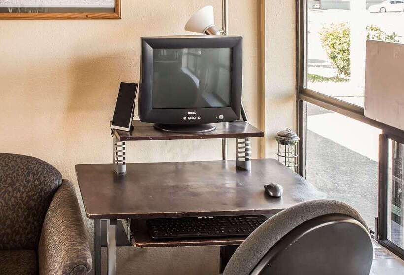 فندق Econo Lodge Inn & Suites