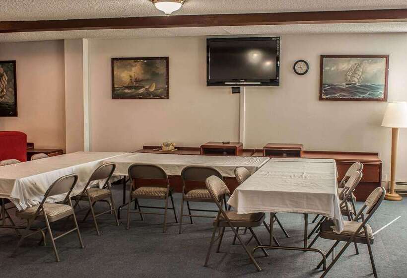 فندق Econo Lodge Inn & Suites