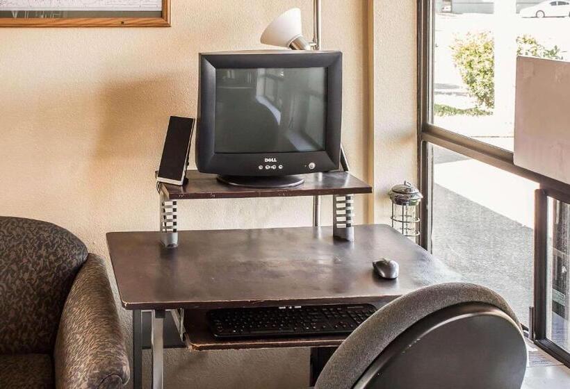 فندق Econo Lodge Inn & Suites