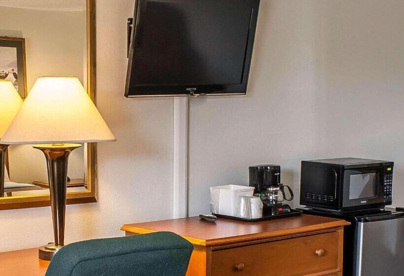 فندق Econo Lodge Inn & Suites