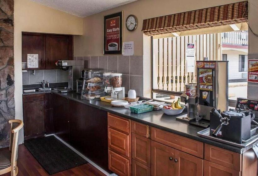 فندق Econo Lodge Inn & Suites