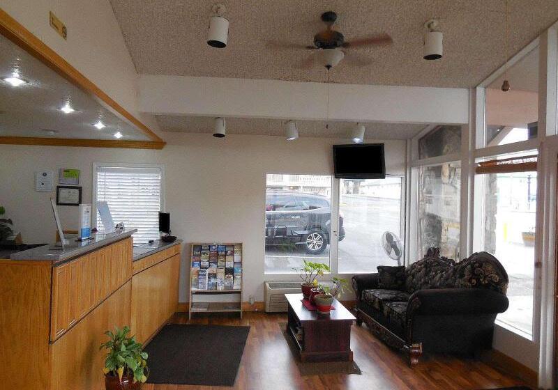 فندق Econo Lodge Inn & Suites