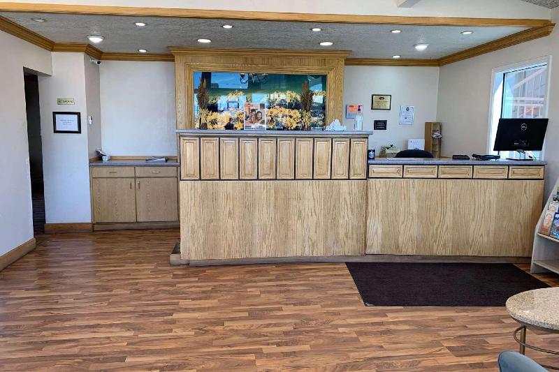 فندق Econo Lodge Inn & Suites