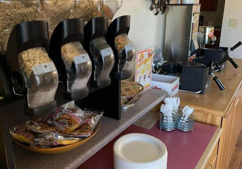 فندق Econo Lodge Inn & Suites